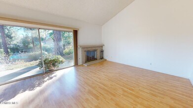 157 Conifer Cir in Oak Park, CA - Building Photo - Building Photo