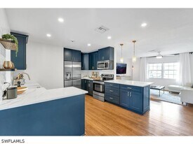 250 Willowick Dr in Naples, FL - Building Photo