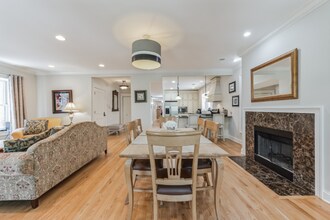 2033 W Jarvis Ave, Unit Apt 3 in Chicago, IL - Building Photo - Building Photo