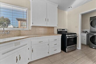 5918 S Fairfax Ave in Los Angeles, CA - Building Photo - Building Photo