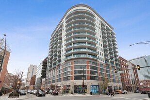 340 W Superior St in Chicago, IL - Building Photo