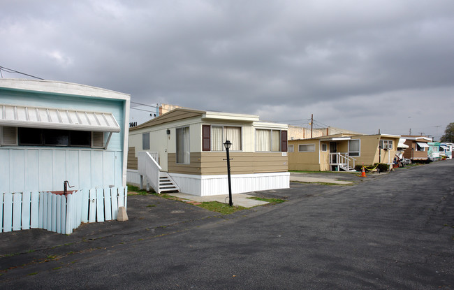 1425 W 132nd St in Gardena, CA - Foto de edificio - Building Photo