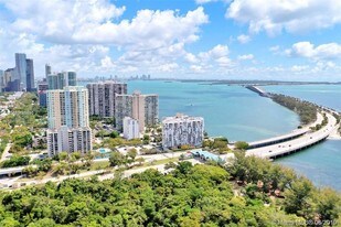 150 SE 25th Rd, Unit 2B in Miami, FL - Building Photo