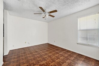 7214 Salt Springs Dr, Unit A in Austin, TX - Foto de edificio - Building Photo