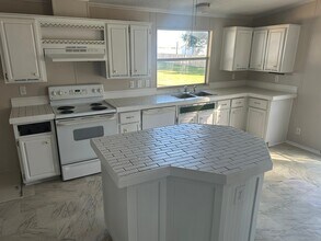 536 Sabine St in Wallis, TX - Building Photo - Building Photo