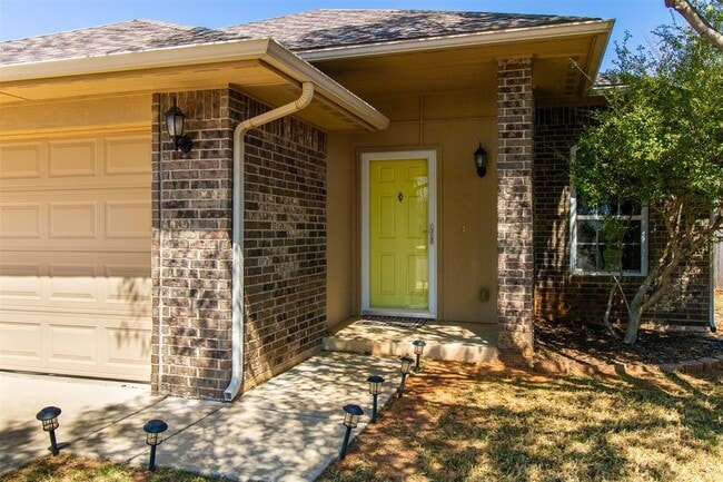 900 Switzerland Ave in Yukon, OK - Building Photo - Building Photo