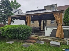 37 Bayview Ave in Englewood Cliffs, NJ - Building Photo - Building Photo