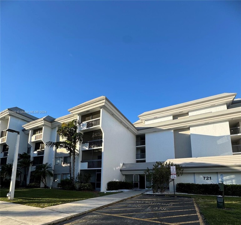 721 N Pine Island Rd in Plantation, FL - Building Photo