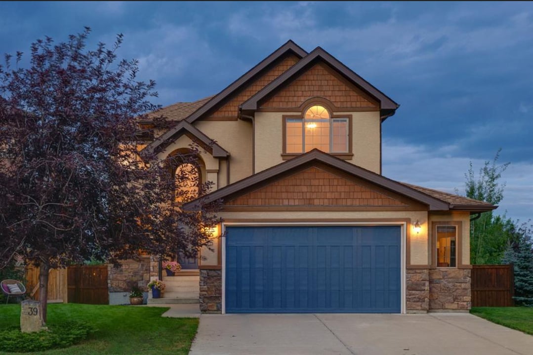 35 Tremblant Pt SW in Calgary, AB - Building Photo