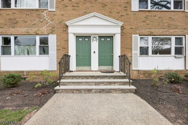 172 Evergreen Rd in Edison, NJ - Building Photo - Building Photo