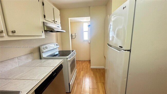 8060 Fairview Dr in Tamarac, FL - Building Photo - Building Photo