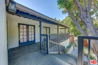 3783 Fredonia Dr in Los Angeles, CA - Building Photo - Building Photo