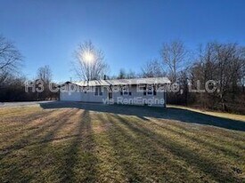 8612 Colonial Acres Rd in Troy, IL - Building Photo