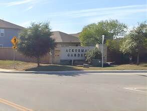 4015 Turning Pine Edge in Converse, TX - Foto de edificio - Building Photo
