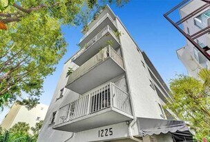 1225 West Ave in Miami Beach, FL - Building Photo