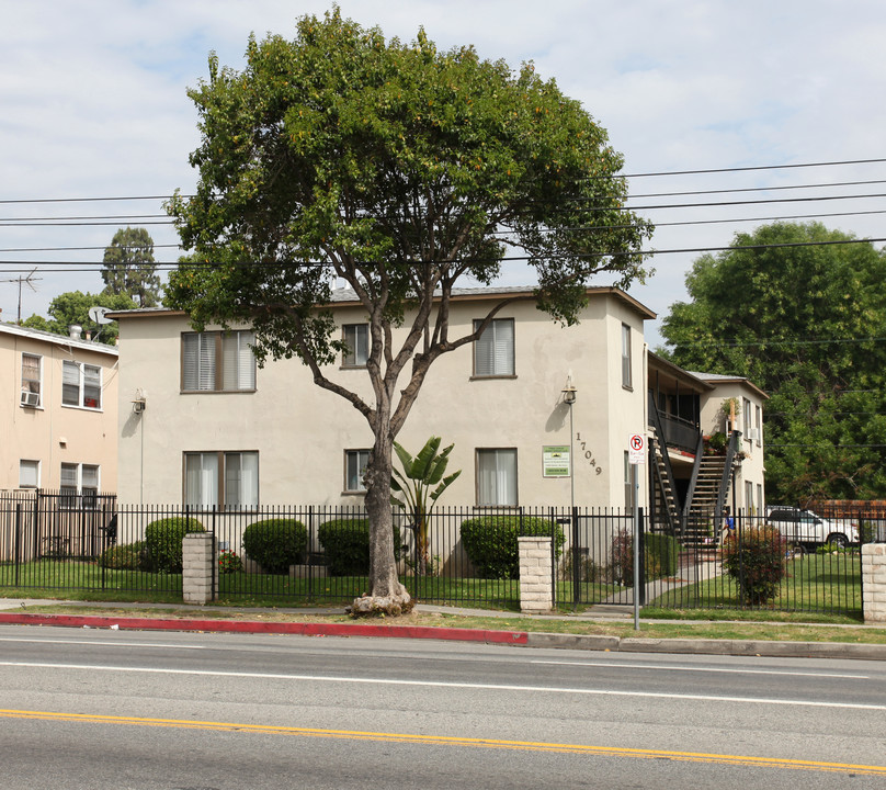 17049 Vanowen St in Van Nuys, CA - Building Photo