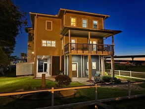 814 Hall Ave in Seabrook, TX - Foto de edificio - Building Photo