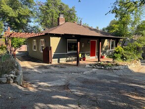 1622 Foothill Blvd in La Canada Flintridge, CA - Building Photo - Building Photo