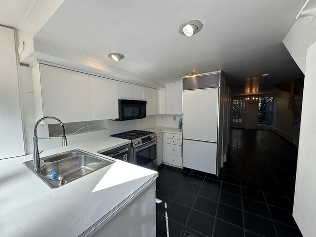 93 W Cedar St in Boston, MA - Building Photo - Building Photo