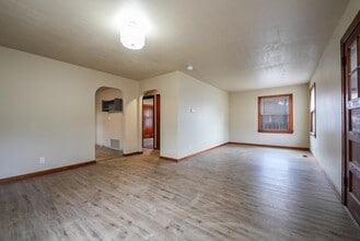 1405 Edgemoor Dr in El Dorado, KS - Building Photo - Building Photo