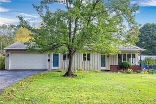 35 Lakeview Cir in Skaneateles, NY - Building Photo