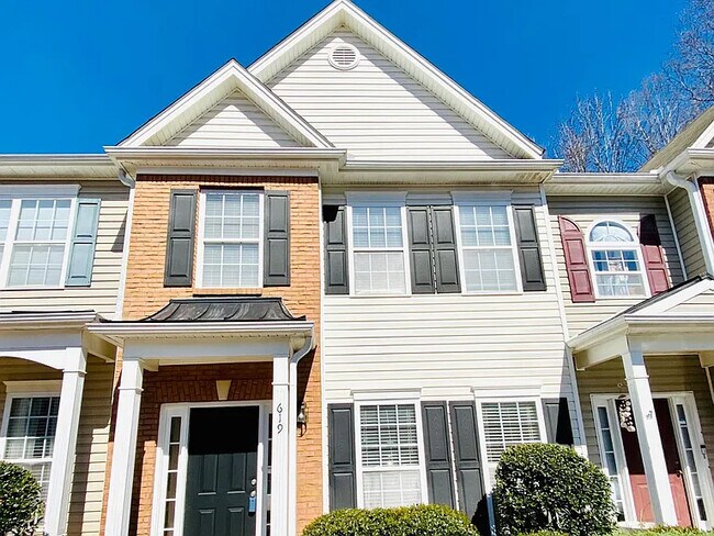 619 Kenridge Way in Suwanee, GA - Foto de edificio - Building Photo