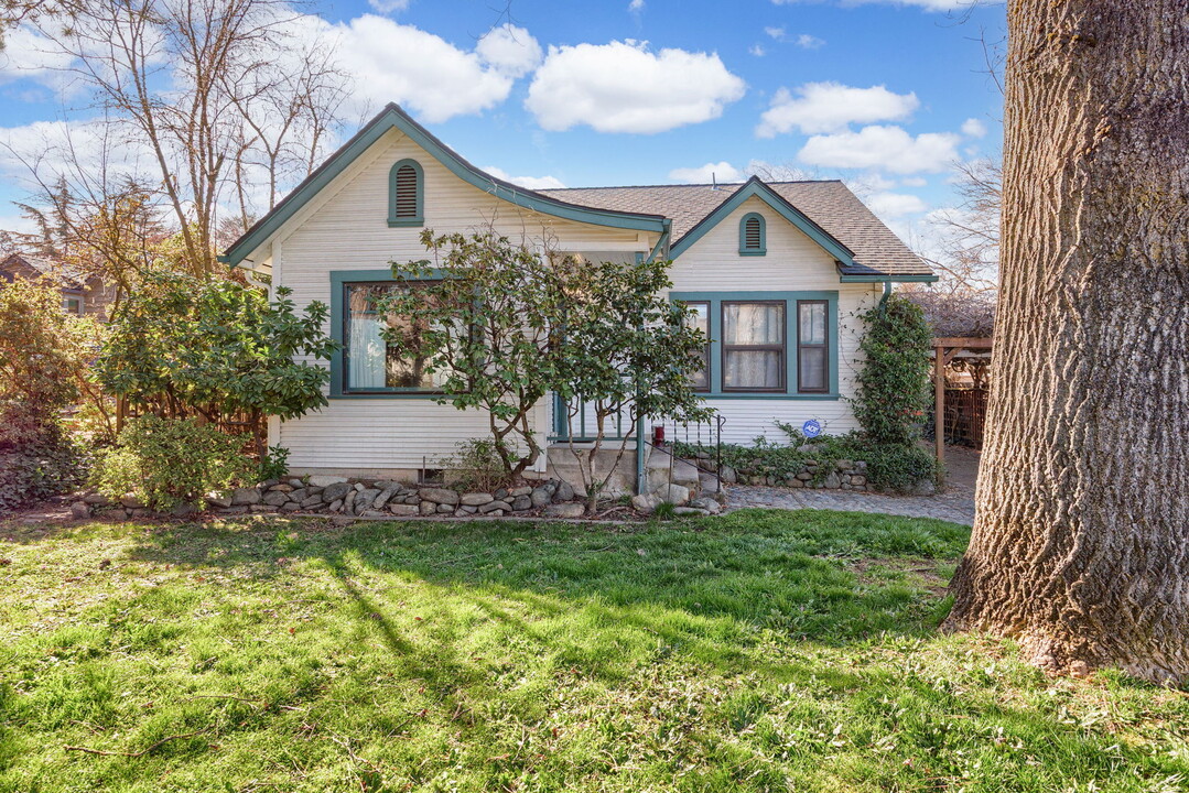 1306 Reddy Ave in Medford, OR - Building Photo