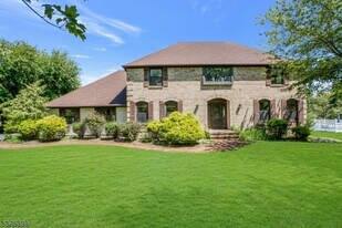 34 Willow Brook Ln in Clinton Township, NJ - Building Photo