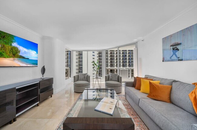 1717 N Bayshore Dr in Miami, FL - Building Photo - Building Photo