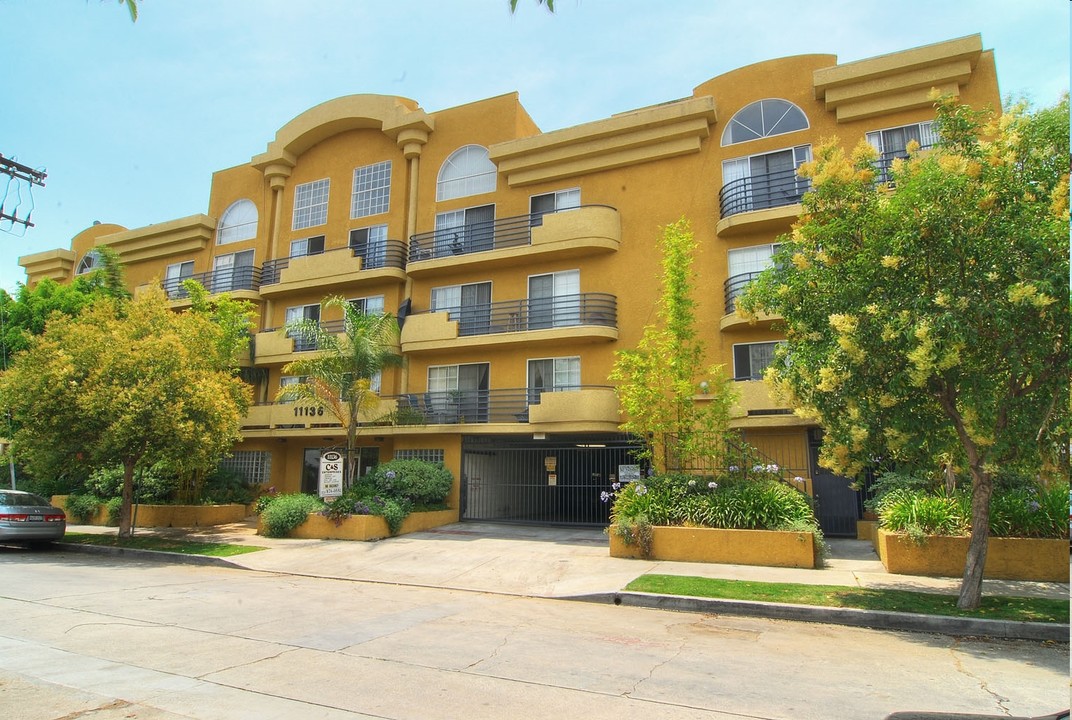 Carlyle Court in North Hollywood, CA - Foto de edificio