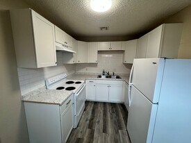 1404 N Grand Ave in Tahlequah, OK - Building Photo