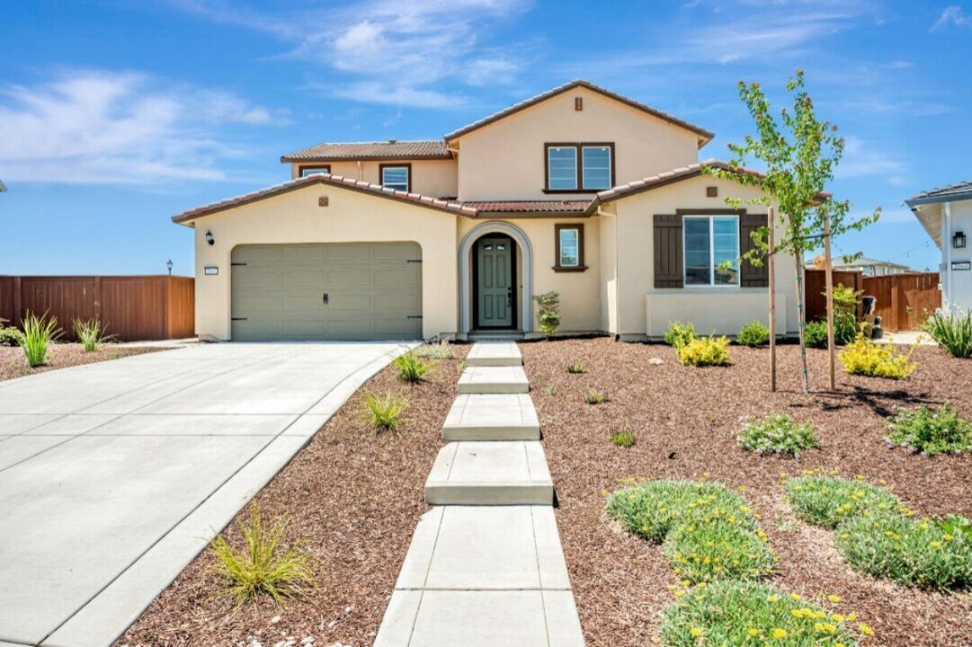 2064 Baker Ct in Woodland, CA - Building Photo