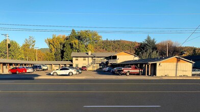 Stephens Court Apartments in Roseburg, OR - Building Photo - Primary Photo