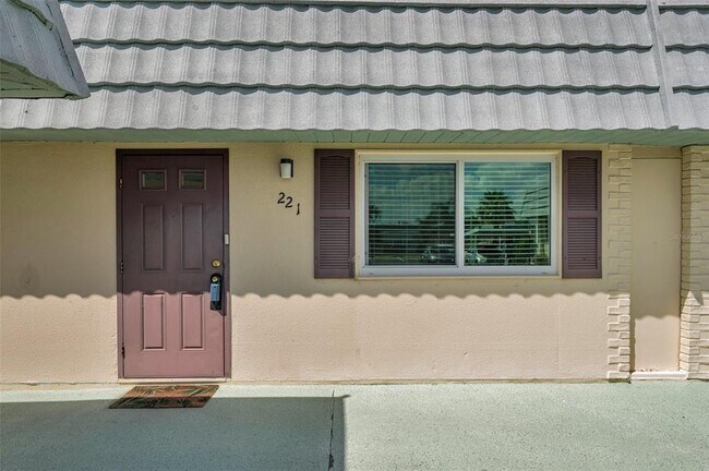 1801 Bedford Terrace in Sun City Center, FL - Building Photo - Building Photo