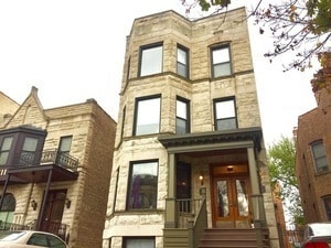 property at 721 W Roscoe St