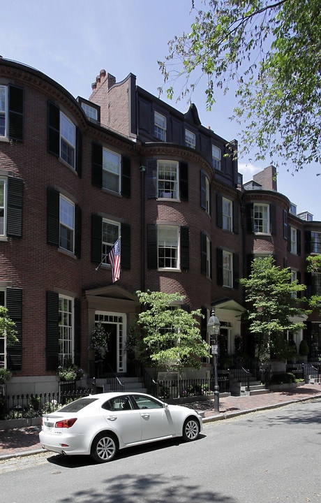 16 Louisburg Sq in Boston, MA - Building Photo