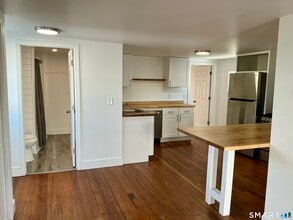 74 Liberty St in Stonington, CT - Foto de edificio - Building Photo