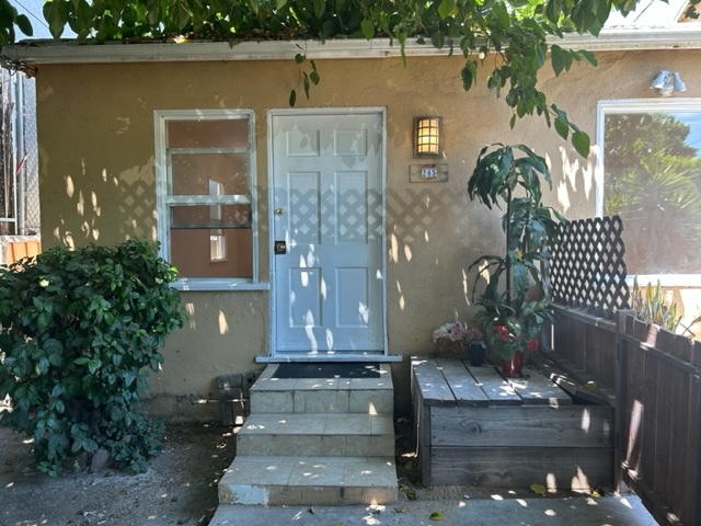 243 W Elm Ave, Unit 245 in Burbank, CA - Building Photo - Building Photo