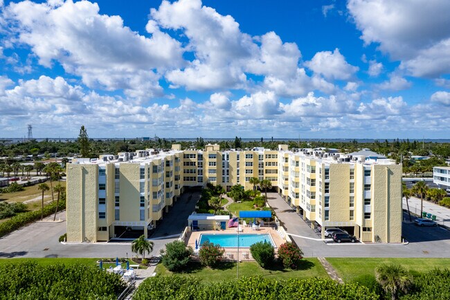 Villa Vista in Cocoa Beach, FL - Foto de edificio - Building Photo