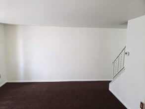 985 Regina Dr in Halethorpe, MD - Building Photo - Building Photo