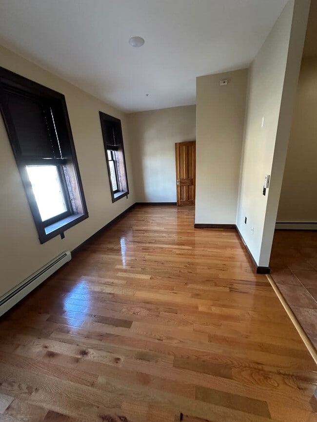 751 N Salina St, Unit 1 in Syracuse, NY - Foto de edificio - Building Photo