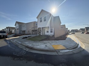 7039 E Simpson Ave in Fresno, CA - Foto de edificio - Building Photo