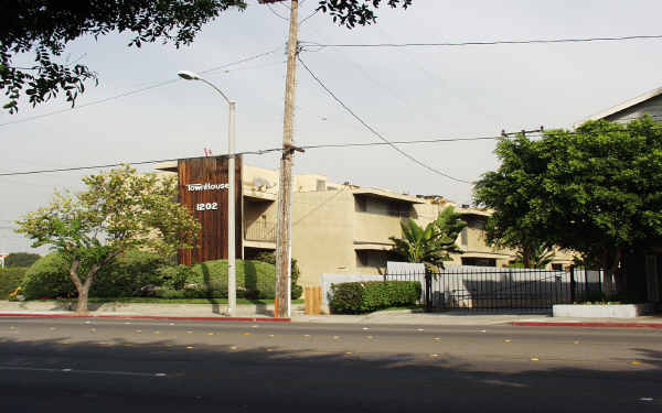 1202 S Mayflower Ave in Monrovia, CA - Building Photo - Building Photo