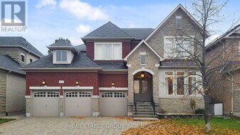 2352 Delnice Dr in Oakville, ON - Building Photo