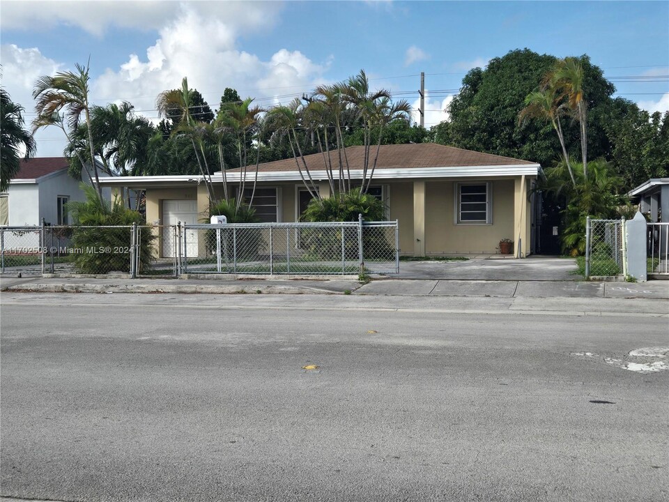 961 E 32nd St in Hialeah, FL - Building Photo