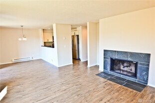 1315 S Puget Dr, Unit C17 in Renton, WA - Building Photo