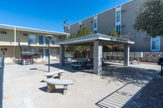 Trio Apartments in El Paso, TX - Foto de edificio - Building Photo