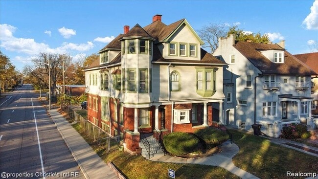 property at 2405 3rd Ave
