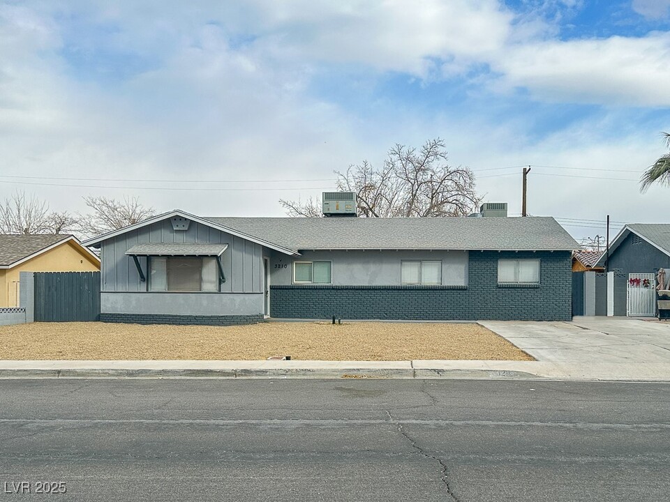 3210 Bluebird St in Las Vegas, NV - Building Photo