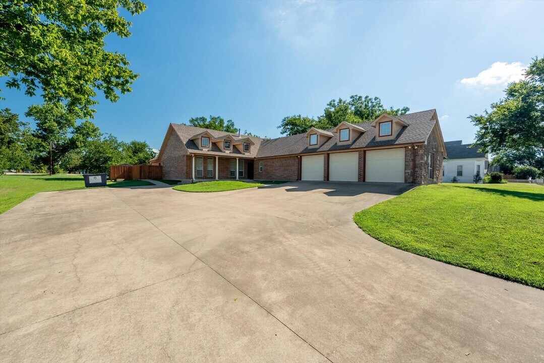 507 W Second St in Maypearl, TX - Building Photo
